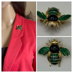 Vintage-Style Emerald Green Enamel Bumble Bee Brooch – Gold Tone & Faux Pearl